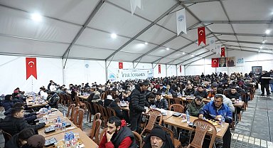 Memduh Büyükkılıç 'kardeşlik sofrası'nda iftar açtı
