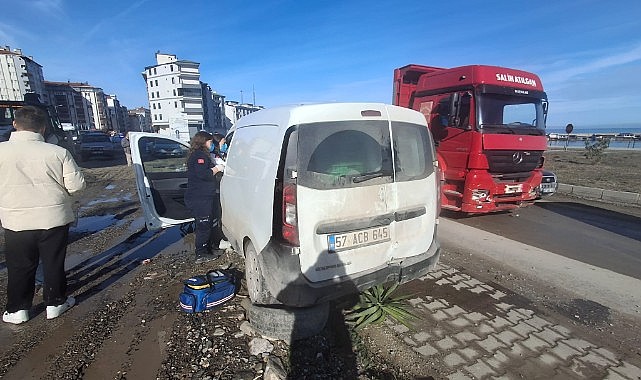 Türkeli'de hafif ticari araç ile kamyon çarpıştı