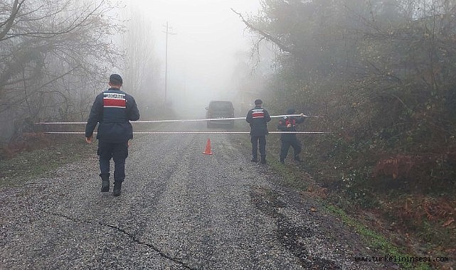 Türkeli'de heyelan nedeniyle bir köy yolu ulaşıma kapandı
