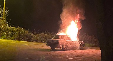 Akçakoca'da park halindeki araç alev alev yandı