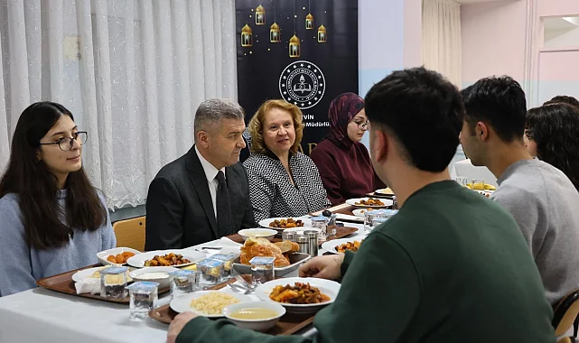 Artvin Valisi Ergün, lise öğrencileriyle iftarda buluştu