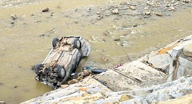 Ayancık’ta otomobil dereye uçtu