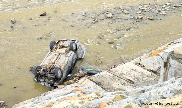 Ayancık’ta otomobil dereye uçtu