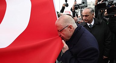 Bakan Güler, şanlı sancağı Çanakkale'de göndere çekti