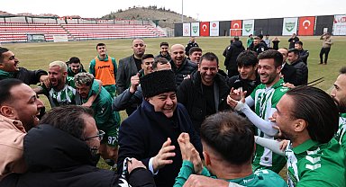 Başkan Özarslan Bağlumspor'a tribünden destek verdi