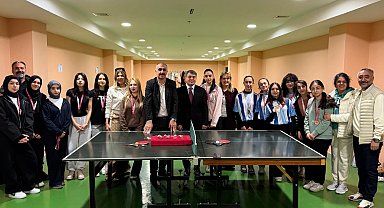 Bursa Mudanya'da masa tenisinde şampiyon Ahmet Rüştü Anadolu Lisesi