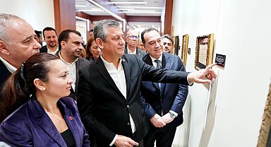 CHP lideri Özel "Sarışın Bir Kurt" sergisini gezdi