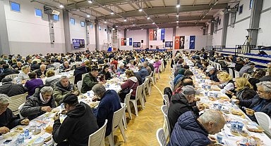 İzmir Büyükşehir'in iftar sofrası Foça'da kuruldu