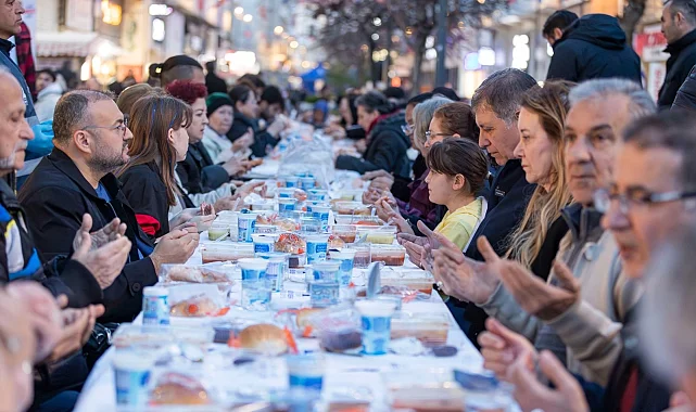 İzmir Büyükşehir'in iftar sofrası Kemeraltı'nda kuruldu