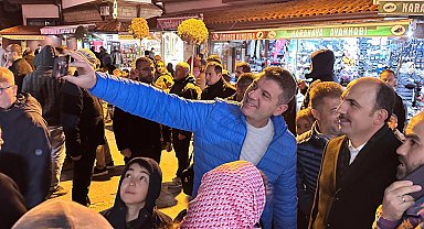 Konya'da son teravih sonrası çarşıda vatandaşlarla buluştu