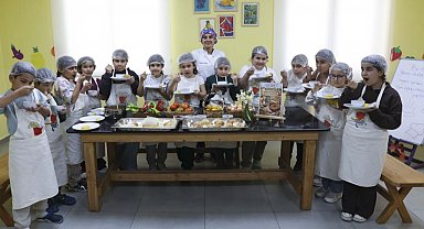 Mersin'de çocuklar mutfakta öğreniyor