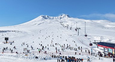 Rekortmen Erciyes yeni kayakseverleri bekliyor