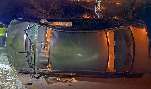 Türkeli'de kontrolden çıkan araç devrildi: 2 yaralı