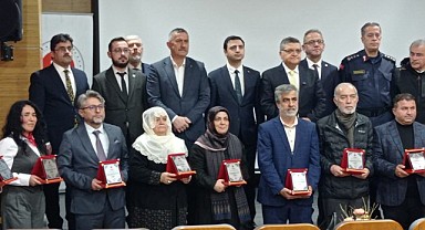 Türkeli’den örnek davranış: Gülizar Oktay’a anlamlı ödül