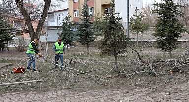 Ağrı'da park ve yeşil alanlarda yenileme çalışmaları