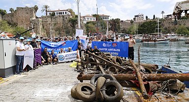 Antalya'da deniz dip temizliği... 5 ton çöp çıkartıldı