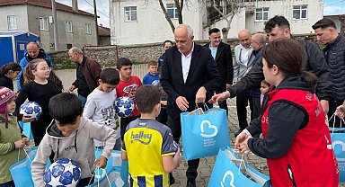 Balıkesir'de kırsaldaki çocuklara 23 Nisan hediyesi