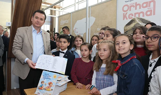Başkan Erkan Aydın Kitap Fuarı'nda çocuk yazarlarla buluştu