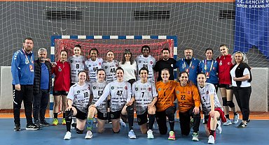 Bursalı kadınlar hentbolda zorlanmadan kazandı