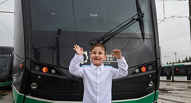 Hayal etti, 6 yaşında vatman oldu!