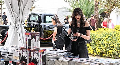 İZKİTAP'ta edebiyat şöleni yaşanıyor