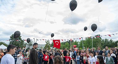 İzmir Bornova'da gökyüzü çocukların