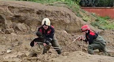 İzmir Torbalı'da çamura saplanan iki çocuğu itfaiye kurtardı