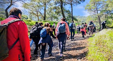 İzmir'de Efes Mimas Yolu'nda bahar yürüyüşü