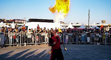 Kocaeli'de havada uçan alevler hayranlıkla izlendi