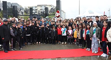 Nilüfer, 23 Nisan'ı Cumhuriyet Meydanı'nda kutladı