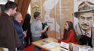 Nilüfer Açıkalın Bursa'da Osmangazi standında okurlarıyla buluştu