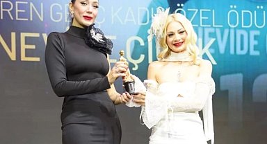 Raffles'ta yıldızlar geçidi: Nevide Çiçek'e 'İlham' Ödülü!