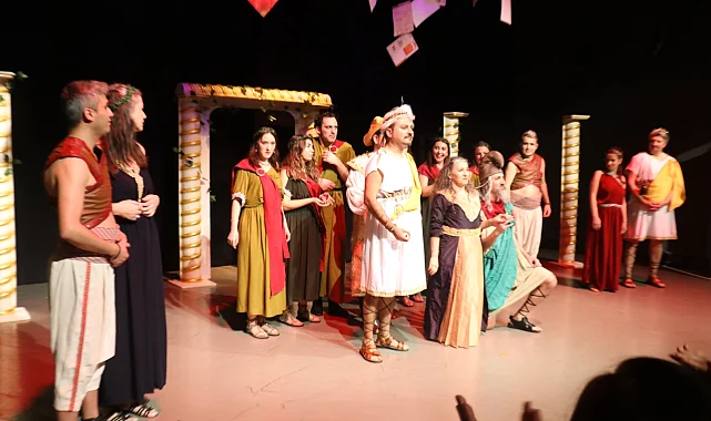 Tofaş Tiyatro Kulübü'nden büyük ustaya saygı sahnesi