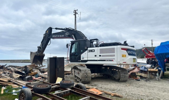 Türkeli'de imara aykırı yapıların yıkımına başlandı