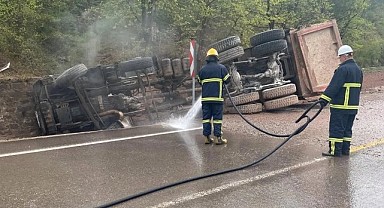 Ayancık'ta kum yüklü kamyon devrildi: Sürücü yaralandı