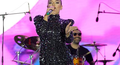 Demet Akalın'a Aydın'da 45 bin kişilik koro!