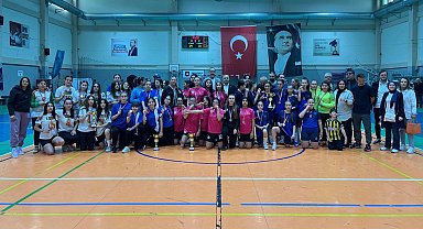 Futsal'da şampiyon Elmasbahçeler Salih Şeremet Ortaokulu