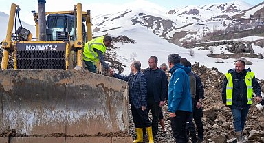 Hakkâri–Van yolunda seferberlik... Heyelan sonrası çalışmalar sürüyor