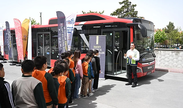 Konya'daki öğrenciler "Nezaket Otobüsü" ile öğreniyor