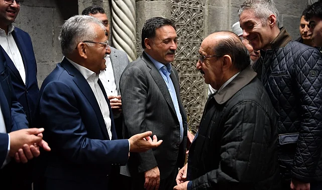 Memduh Büyükkılıç çocukların bayram sevincine ortak oldu