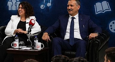 Vali Bozkurt ve eşi gençlerle "Muhabbete Gel Gecesi"nde buluştu