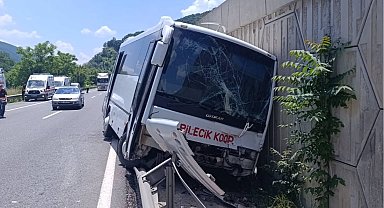 Bilecik'te midibüs tıra çarptı: 6 yaralı