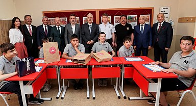 Bursa'da 615 bin 880 öğrenci karne heyecanı yaşadı