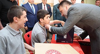 Bursa'da Başkan Vekili Biba öğrencilerin karne heyecanına ortak oldu