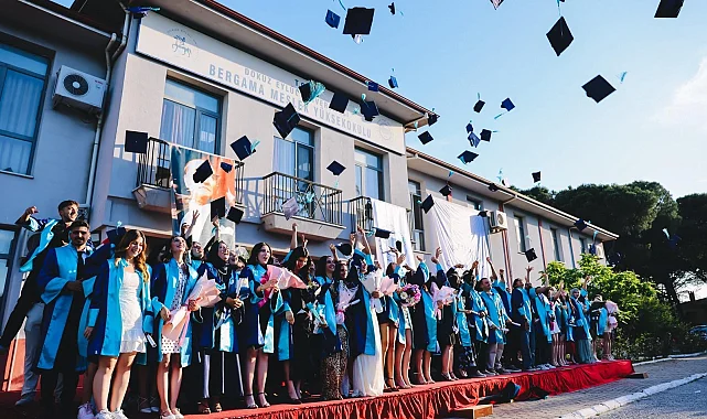 DEÜ Bergama Meslek Yüksekokulu'nda mezuniyet coşkusu