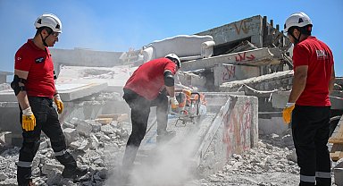 Enkazda nefes alacak zaman yok
