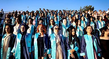 Geleceğin hemşirelerinden mezuniyet sevinci