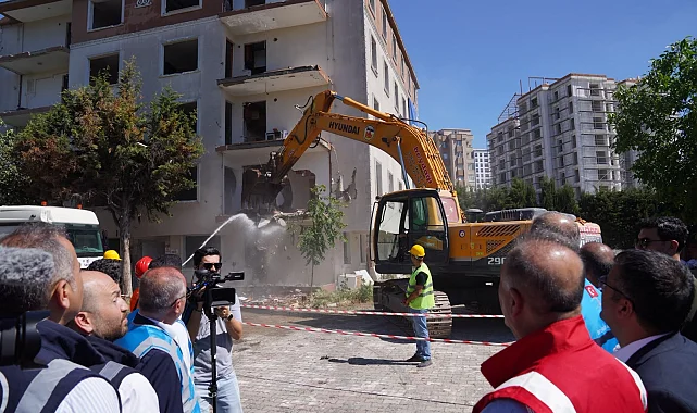 İstanbul Beylikdüzü'nde riskli site yıkıldı! İBB'den 'dönüşüm' mesajı