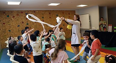 İstanbul'da minikler bilimin renkli dünyasını eğlenerek keşfediyor