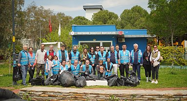 İzmir'de "Temiz Park" etkinliğiyle parklar pırıl pırıl oldu